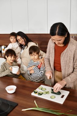 Mutlu bir aile birlikte yemek yapmaktan, mutfağı sıcak ve neşeli bir neşe ile doldurmaktan hoşlanır..