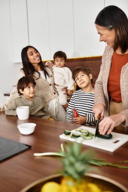Neşeli bir aile, modern mutfaklarında Noel öncesi güzel yemekler pişirmekten zevk alır..