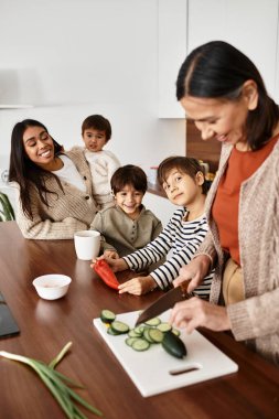 Neşeli bir aile, Noel 'den önce, kahkaha ve sevgiyle dolu şenlikli ziyafetler hazırlamak için mutfakta iş birliği yapıyor..