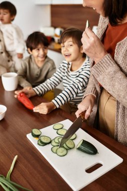 Neşeli bir aile, keyifli bir mutfakta neşeli çocukların yanında lezzetli bayramlar hazırlar..