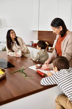 Neşeli bir aile, tatil mutfağında şenlikli yemekler pişirirken kahkaha ve sevgiyi paylaşır..