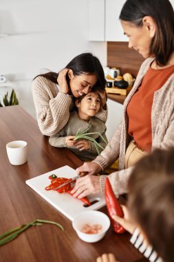 Neşeli bir aile, birlikte yemek pişirmekten ve sıcak mutfaklarında tatil ziyafeti çekmekten zevk alır..
