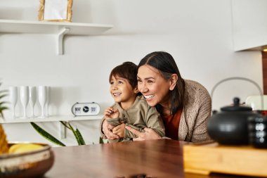 Neşeli bir Asyalı büyükanne ve torun tatil yaklaşırken birlikte yemek pişirmekten zevk alıyorlar..