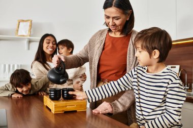 Çocuklu mutlu bir aile, şık mutfaklarında çay yapıp Noel 'in keyfini çıkarmayı sever..