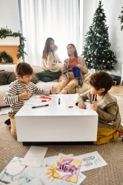Mutlu bir aile Noel ağacının etrafında toplanır, kış boyunca kaliteli zaman ve yaratıcı aktivitelerin tadını çıkarırlar..