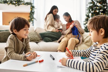 Neşeli bir aile Noel ağacının yanında güzel vakit geçirir, kahkahaları ve tatil ruhunu paylaşır..