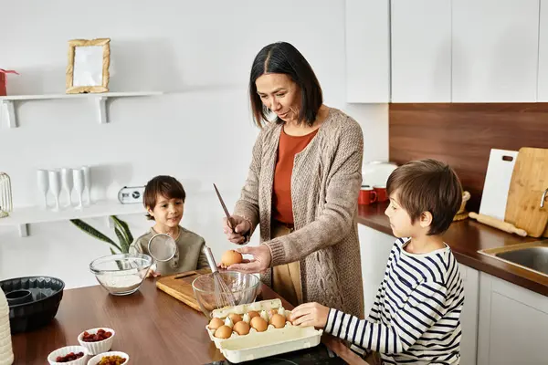 Hevesli bir büyükanne ve torunları Noel neşesine hazırlanırken birlikte yemek pişirmekten zevk alırlar..