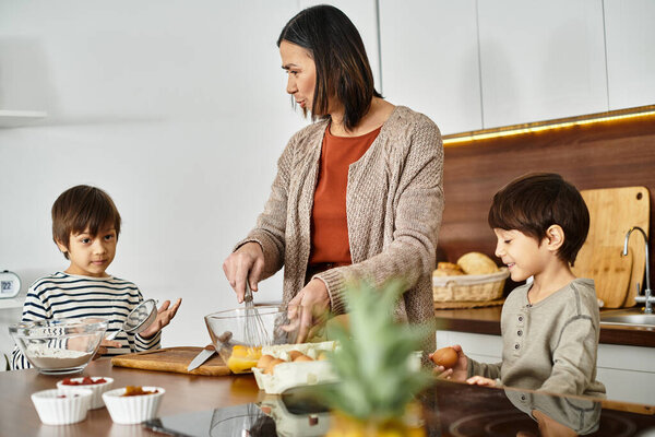 Веселая бабушка учит своих внуков печь праздничные угощения для праздничного сезона вместе.