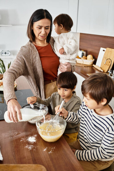 Счастливая бабушка готовит вместе с внуками, создавая праздничные воспоминания во время зимних каникул.