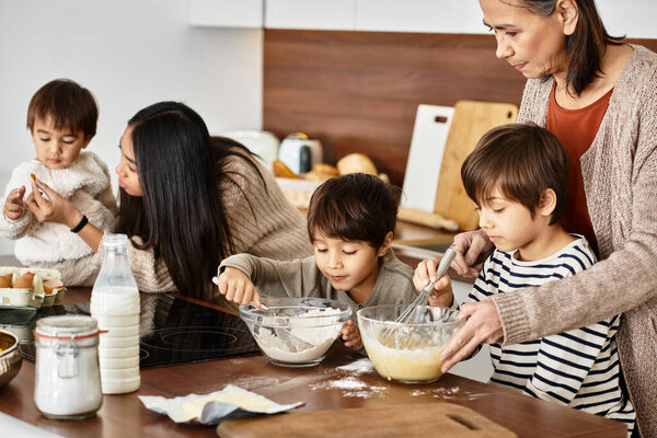 Веселая семья собирается на современной кухне, радостно пекут праздничные угощения вместе на Рождество.