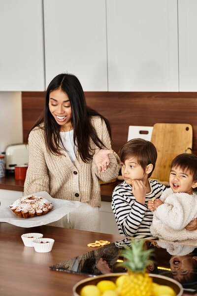 Счастливая семья с детьми наслаждается выпечки праздничные угощения на современной кухне перед Рождеством.