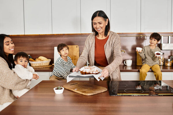 Счастливая семья готовит вкусные праздничные угощения, создавая заветные воспоминания на своей уютной кухне.