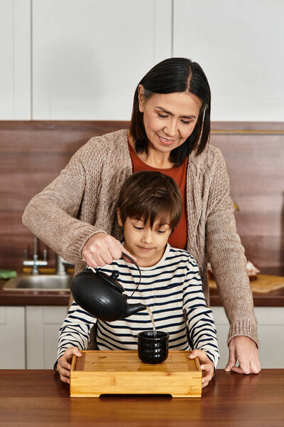 Радостная семья, заваривающая чай на своей стильной кухне, создавая вместе заветные воспоминания.