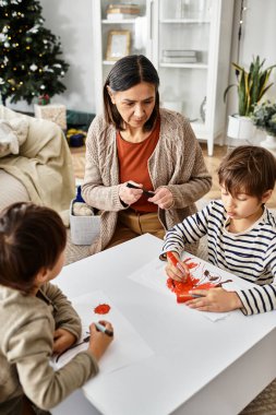 Neşeli bir aile, Noel 'i rahat bir oturma odasında kutlarken birlikte yaratıcı anlardan zevk alır..