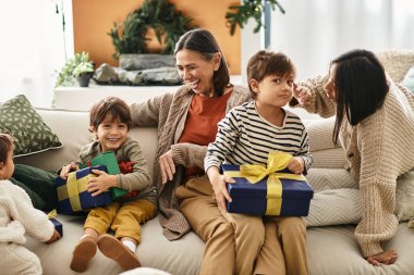 Bir aile birlikte güzel vakit geçirir, kahkahalarımızı paylaşır ve Noel ağacının yanında hediyelerimizi paylaşırız..