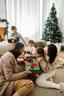 Neşeli bir aile, Noel 'in sıcaklığının tadını çıkarır, ağaçlarının etrafında toplanır, hediyelerini ve sevgilerini paylaşırlar..
