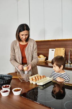 Mutlu bir büyükanne Noel 'den önce torunuyla keyifli bir yemek pişirme deneyimini paylaşır..
