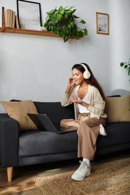 Kadın şık oturma odasından canlı bir sanal tartışmaya katılırken gülümsüyor..