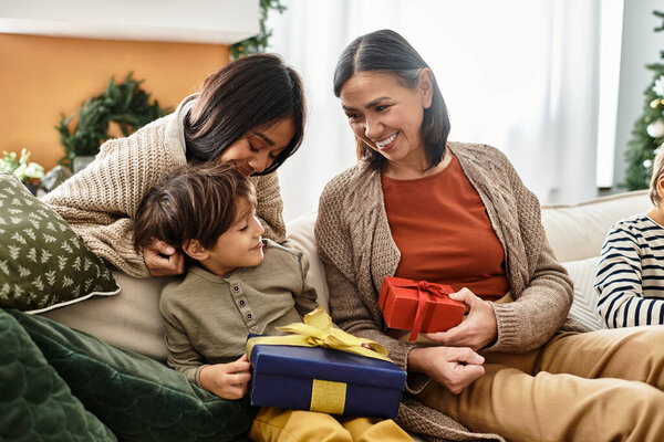 Счастливая семья наслаждается теплом Рождества, обмениваясь подарками и создавая заветные воспоминания вместе.