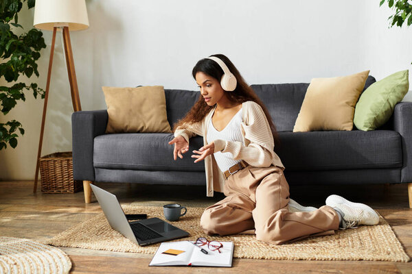 Молодая женщина активно участвует в виртуальной встрече из своего комфортного жизненного пространства.