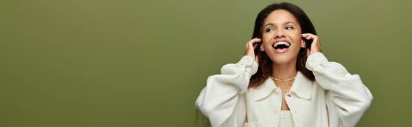 Веселая женщина с длинными волосами, выражающая наслаждение, прижимая уши..