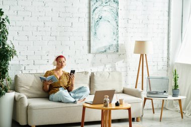 Güzel, kel bir kadın telefonuna bakıp okurken huzurlu bir öğleden sonra geçirdi..