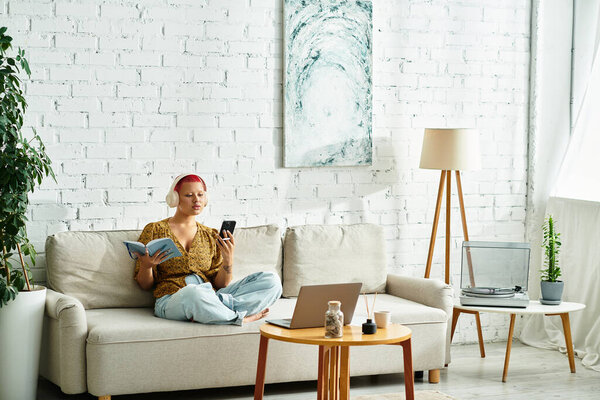 Спокойный день, проведенный красивой лысой женщиной, когда она читает и проверяет свой телефон.