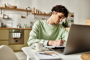 Parlak bir dairede, yakışıklı genç bir adam masasında dikkatlice yazıyor, iş ve yaratıcılığı dengeliyor..