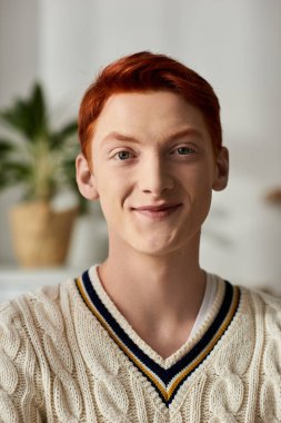 Genç bir adam mutlu mesut bir odada Noel 'i kutluyor..