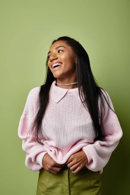 Genç bir kadın şık sonbahar kıyafetleri içinde neşeyle ışıldar, neşeli bir atmosfer yaratır..