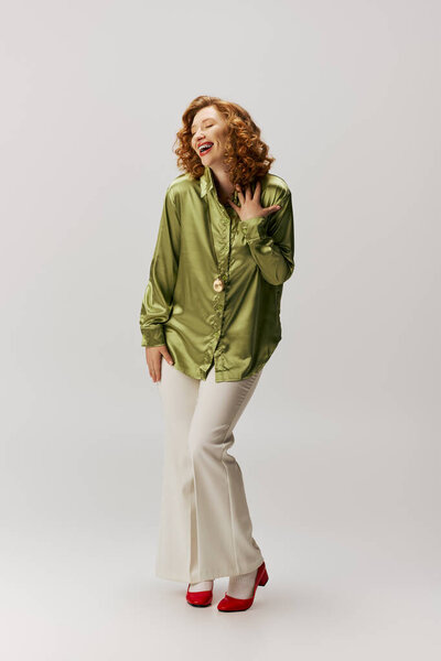 Веселая молодая женщина позирует, выражая радость и творчество.