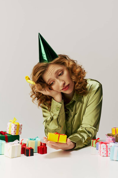 Молодая женщина задумчиво позирует на фоне веселого праздничного декора.