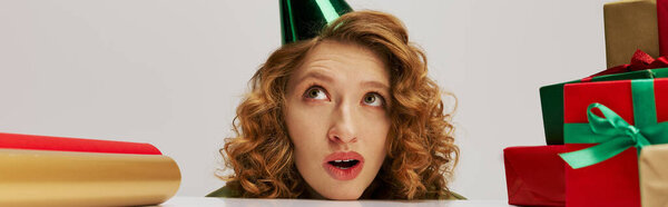 Молодая женщина с нетерпением поза весело, демонстрируя свое волнение для особого праздника.