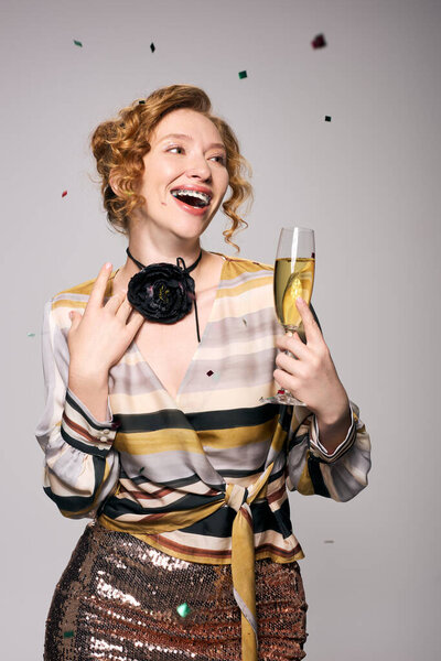 Веселая молодая женщина улыбается, когда она позирует в окружении украшений.