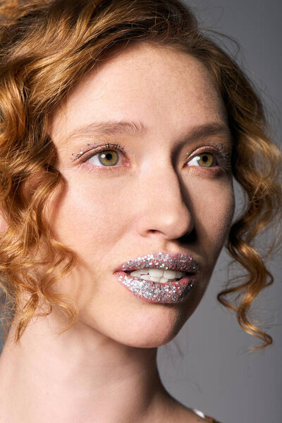 Веселая молодая женщина тщательно позирует весело с блестящими украшениями, демонстрируя творчество.