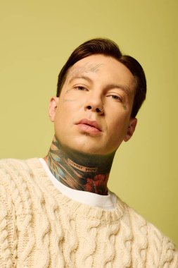 Bu genç adam karmaşık dövmelerini sergilerken stil ve güven duygusu yayıyor..