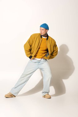 Dövmelerle süslenmiş genç bir adam kendine has tarzını sergiliyor..