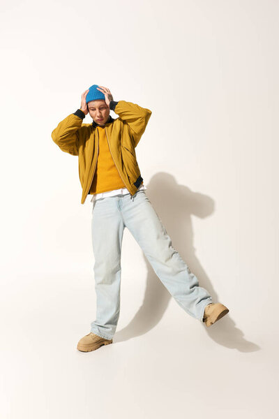 Молодой человек выставляет напоказ свой уникальный стиль с яркой одеждой и видимыми татуировками.