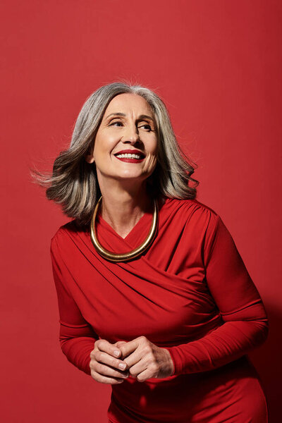 Красивая зрелая женщина с седыми волосами радостно обнимает праздничный дух Рождества и Нового года.