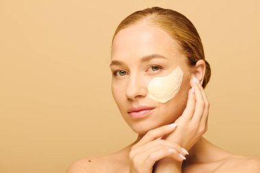 Büyük beden bir kadın besleyici bir maske takar, huzurlu bir anın tadını çıkarır..