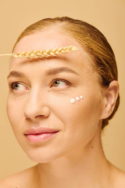 Молодая женщина плюс размер показывает свою сияющую красоту с плетеными волосами и минимальный макияж.