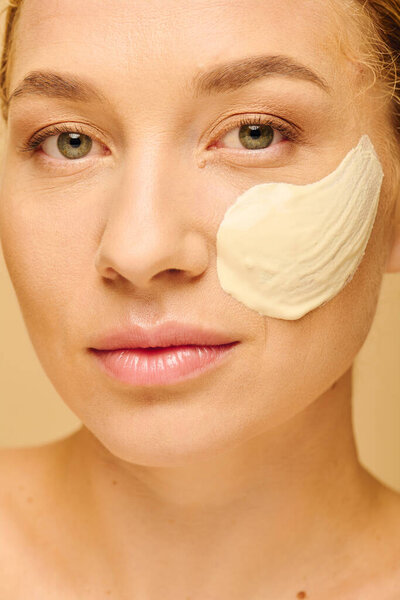 Молодая красивая женщина плюс размер наслаждается момент ухода за собой при нанесении маски для лица.