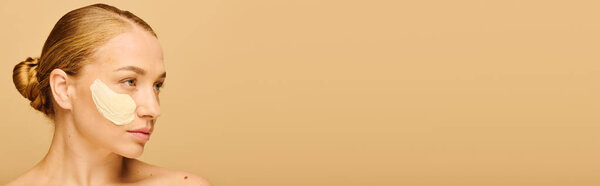 Молодая женщина надевает маску для лица, расслабляясь в успокаивающей обстановке.