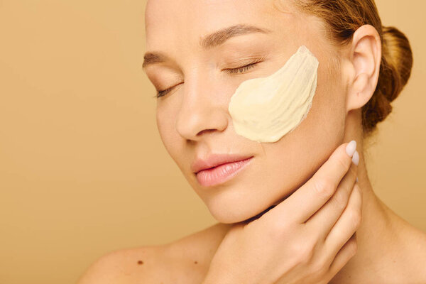 Молодая, красивая женщина плюс размер наслаждается успокаивающей маски для лица во время отдыха.