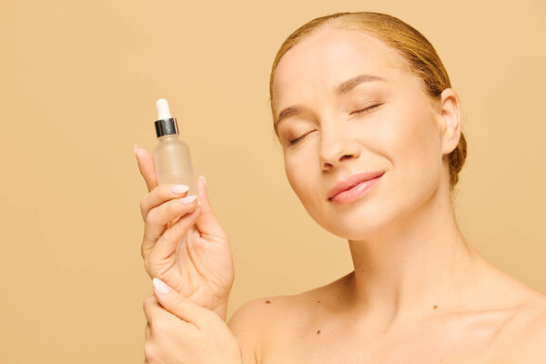 Молодая женщина плюс размер мягко улыбается, держа в руках бутылку сыворотки, излучая уверенность.