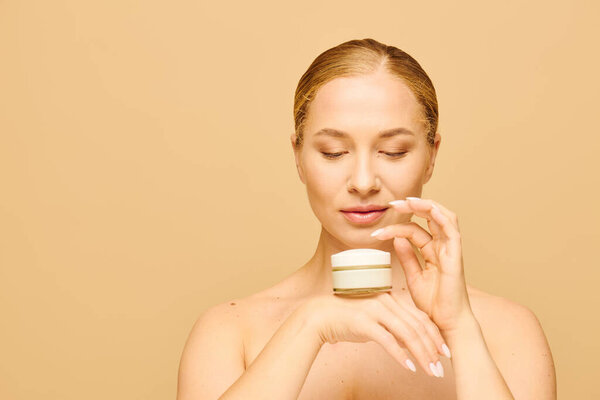 Уверенная в себе женщина плюс размер мягко наносит крем на кожу, излучая радостное сияние.