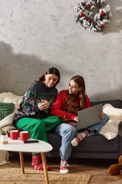 Noel 'i ve yeni yılı sıcak oturma odalarında kutlarken iki kız arkadaş aynı sevinç ve sıcaklığı paylaşıyor..