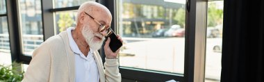 Üst düzey bir işadamı masasında çalışırken önemli bir telefon görüşmesi yapar..