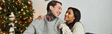 Sevgi dolu bir çift, Noel süsleri ve tezahüratlarla çevrili hoş bir anın tadını çıkarır..