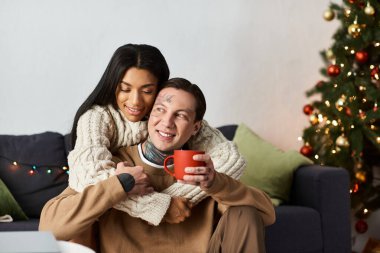 Bir çift birlikte mutlu ve samimi bir Noel geçirir, sevgi ve sıcaklığa sarılmış bir şekilde..
